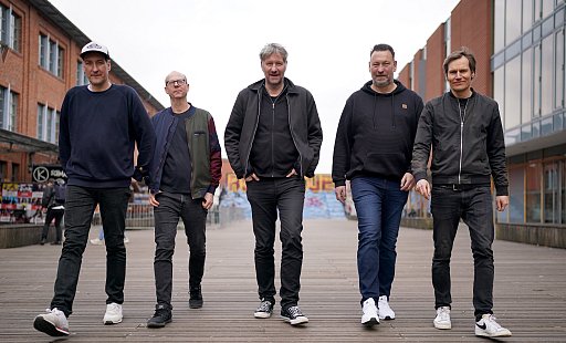 Die Band Kettcar: (von links) Reimer Bustorff (Bass), Erik Langer (Gitarre), Marcus Wiebusch (Gesang und Gitarre), Lars Wiebusch (Keyboard) und Christian Hake (Schlagzeug). - picture alliance/dpa